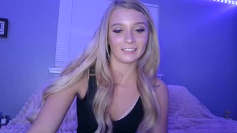 Snapshot of blonde_stella chatting on January 2025 12:06:02 AM Blonde Stella online show from January 2025 12:06:02 AM