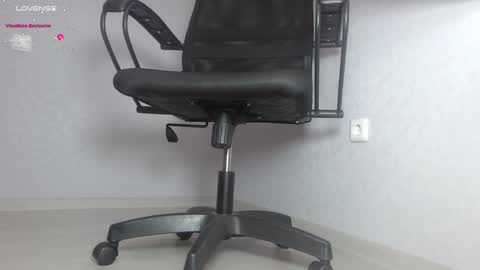 Im Di. I smell naked even when Im dressed. online show from January 2025 12:29:01 PM