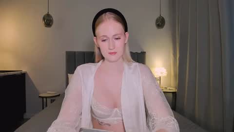 Snapshot of blondiemermaid chatting on December 2024 01:01:02 PM Mia online show from December 2024 01:01:02 PM