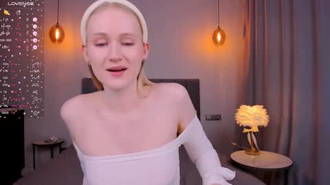 Snapshot of blondiemermaid chatting on February 2025 03:06:01 PM Mia online show from February 2025 03:06:01 PM