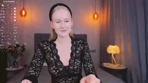 Snapshot of blondiemermaid chatting on March 2025 07:36:01 PM Mia online show from March 2025 07:36:01 PM