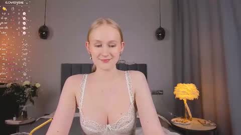 Snapshot of blondiemermaid chatting on March 2025 09:35:01 PM Mia online show from March 2025 09:35:01 PM