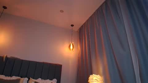 Snapshot of blondiemermaid chatting on December 2025 09:43:01 PM Mia online show from December 2025 09:43:01 PM