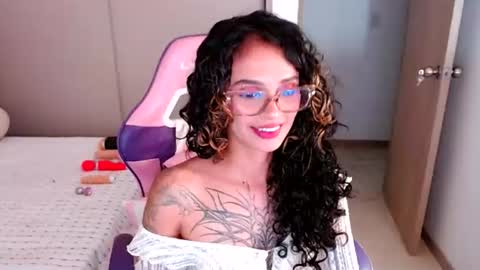 Snapshot of bluee_v chatting on August 2026 01:30:01 AM Im Abril .. Nice to meet you thumb up me please its important INDEPENDENT MODEL online show from August 2026 01:30:01 AM
