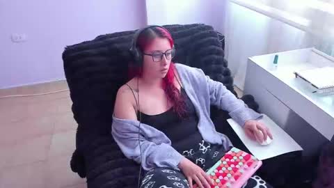 Bonnie Help me reach 500 likes online show from October 2025 06:05:01 PM