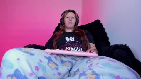 Bonnie Help me reach 500 likes online show from January 2026 05:37:01 PM