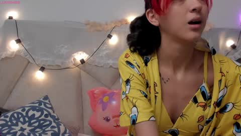 Snapshot of bonniecute_ chatting on December 2024 11:43:01 AM online show from December 2024 11:43:01 AM