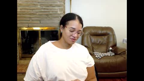 Queen Bon Vivantt online show from November 2025 02:49:02 PM