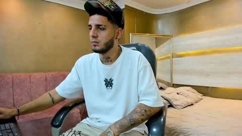 Snapshot of boyxsluts chatting on January 2025 09:22:01 PM MAX online show from January 2025 09:22:01 PM