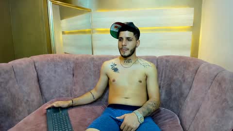 Snapshot of boyxsluts chatting on January 2025 01:06:01 AM MAX online show from January 2025 01:06:01 AM