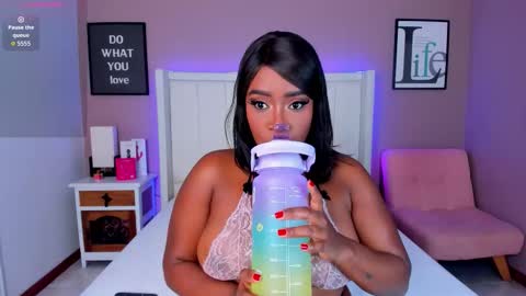 Snapshot of britanymooree chatting on November 2025 08:19:02 PM Britany online show from November 2025 08:19:02 PM