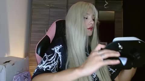 Snapshot of brittany_bubbles chatting on November 2025 11:26:01 PM maru miaw Please help me to reach 100 thumbs up online show from November 2025 11:26:01 PM