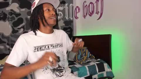 Snapshot of bryxxxon1 chatting on December 2025 10:59:02 PM Bryxon online show from December 2025 10:59:02 PM