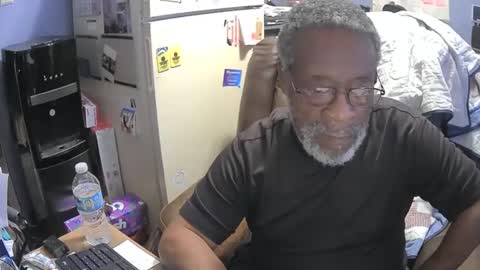 Snapshot of bushhunter23 chatting on January 2025 01:29:01 AM bushhunter23 online show from January 2025 01:29:01 AM