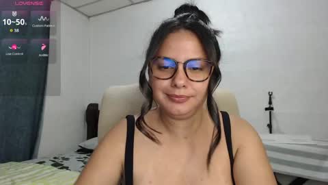 Snapshot of cami_valbuena chatting on April 2026 03:09:01 AM Camila Valbuena online show from April 2026 03:09:01 AM