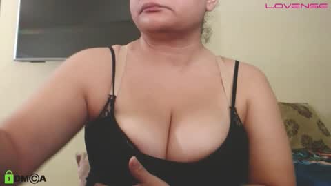 Camila  online show from November 2025 10:26:01 PM