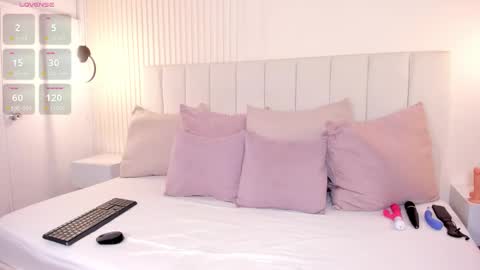 Snapshot of camila_moretti chatting on November 2025 11:42:01 AM Camila online show from November 2025 11:42:01 AM