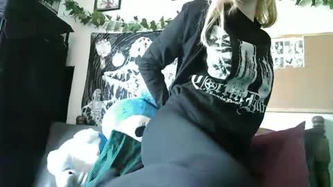 Snapshot of camille_deville chatting on January 2025 11:26:01 PM Camille Deville online show from January 2025 11:26:01 PM