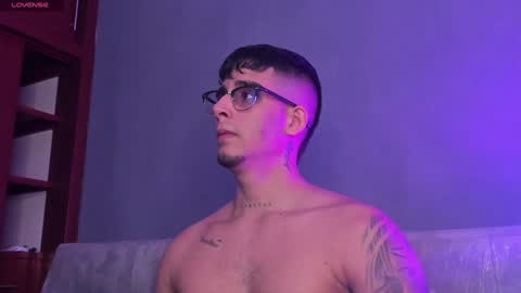 Snapshot of camilo_ospina_ chatting on January 2025 12:18:01 PM INDEPENDENT MODEL online show from January 2025 12:18:01 PM