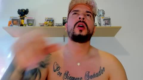 camilo_restrepo21 online show from December 2025 04:44:01 PM