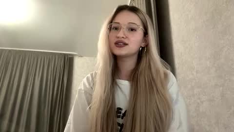 candelariahile online show from February 2026 04:12:02 PM