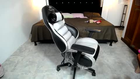 Snapshot of candy_hairy chatting on January 2025 11:50:01 PM candy online show from January 2025 11:50:01 PM