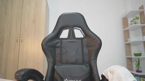 Nickol online show from February 2026 07:58:01 PM