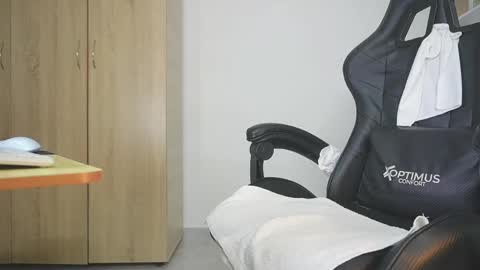 Nickol online show from April 2026 09:01:02 PM