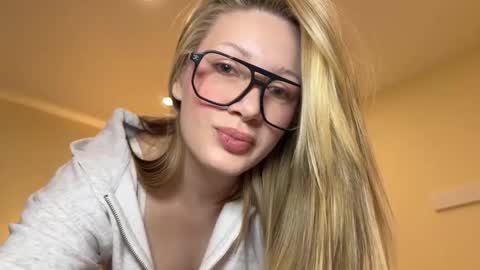 Snapshot of caramel_way chatting on February 2026 06:52:02 PM Stella online show from February 2026 06:52:02 PM