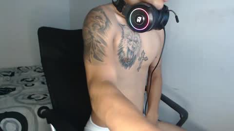 carlossmi01 online show from October 2025 04:33:02 AM