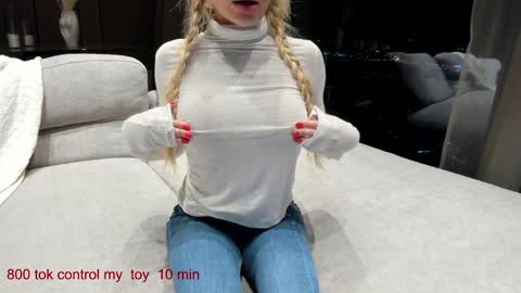 Lina.I will online 1 December   online show from January 2025 02:52:01 PM