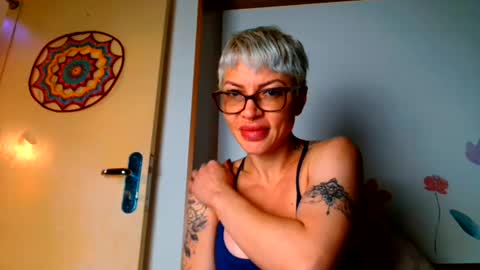 Snapshot of carolinamonroems chatting on April 2026 02:17:01 AM carolinamonroems online show from April 2026 02:17:01 AM