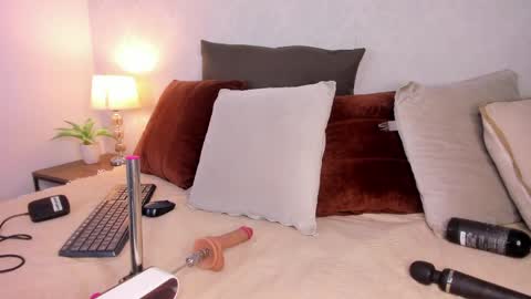  Caroline  online show from May 2026 11:38:01 AM