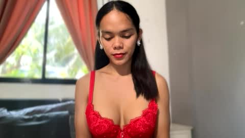 Snapshot of caroline_east chatting on April 2026 02:01:01 AM caroline_east online show from April 2026 02:01:01 AM