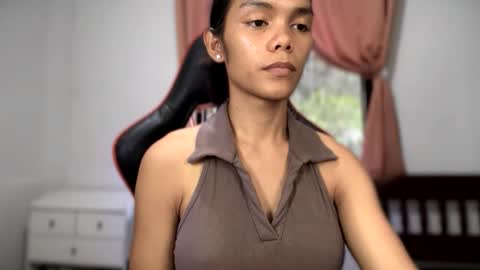 Snapshot of caroline_east chatting on May 2026 01:03:02 AM caroline_east online show from May 2026 01:03:02 AM