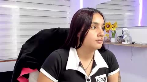 caroline_rodriguez_9 online show from April 2026 07:00:01 PM