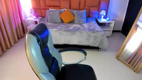 catti_brie_ online show from November 2025 11:42:01 AM