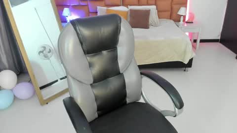 catti_brie_ online show from April 2026 11:23:01 AM