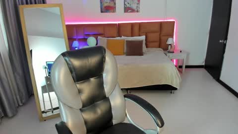 catti_brie_ online show from April 2026 11:34:01 AM