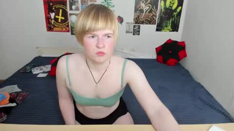 Snapshot of cattie_w_ chatting on May 2026 01:10:02 AM cattie_w_ online show from May 2026 01:10:02 AM