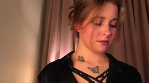 Lina  online show from November 2025 07:06:01 PM