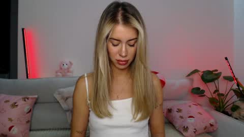 Snapshot of celin_summer chatting on December 2024 08:58:02 PM Celin online show from December 2024 08:58:02 PM