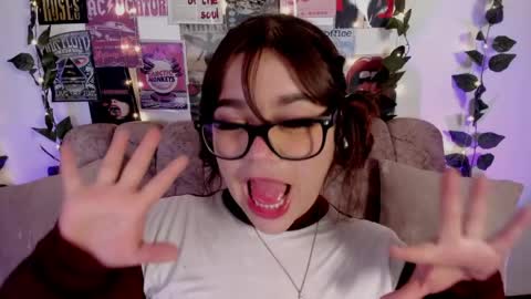 Snapshot of chaarlotte_1 chatting on May 2026 12:33:01 PM charlotte online show from May 2026 12:33:01 PM