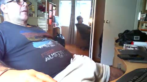 Snapshot of chalkstall chatting on October 2025 11:07:01 PM Chalky online show from October 2025 11:07:01 PM