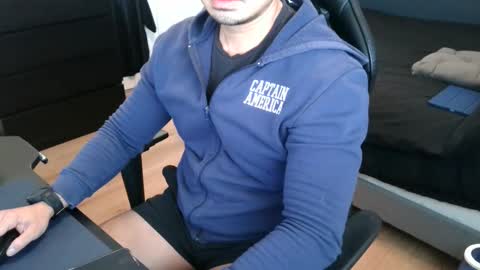 charliekkw online show from December 2025 08:57:02 PM