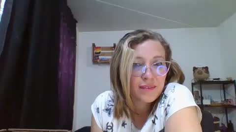 Snapshot of charlot_ponze chatting on January 2025 12:13:01 AM charlott online show from January 2025 12:13:01 AM