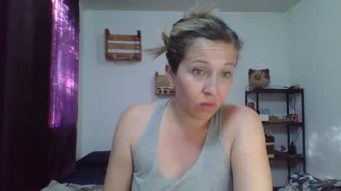 Snapshot of charlot_ponze chatting on January 2025 10:43:01 PM charlott online show from January 2025 10:43:01 PM