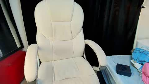 charlotte_walker1 online show from September 2025 04:23:01 AM