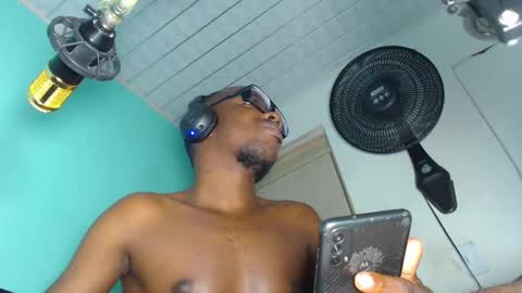 Snapshot of charly_vergonti_ chatting on December 2024 03:00:02 PM charly_vergonti_ online show from December 2024 03:00:02 PM