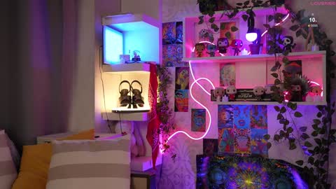 Snapshot of charmings_054 chatting on December 2024 03:43:02 PM Belle and Miley online show from December 2024 03:43:02 PM